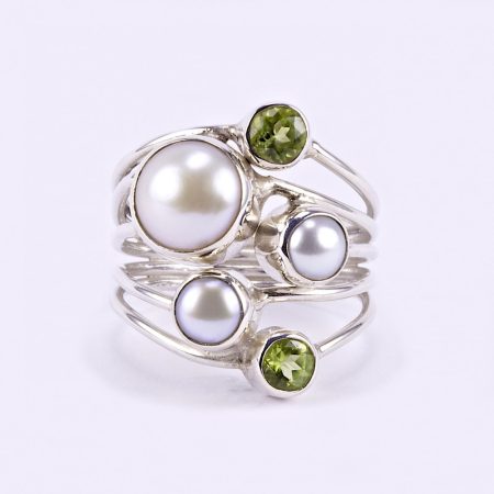 Ezüst gyöngy és olivin köves gyűrű