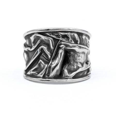 Ezüst antikolt szélesedő gyűrű "gyűrt"
